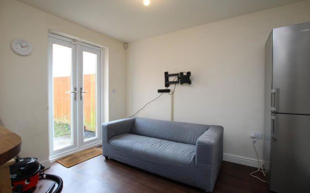 ***STUDENT PROPERTY*** £675 PER PERSON PER MONTH BILLS INCLUDED 2026 - 2027. An immaculate six bedroom, two bathroom student house. Call now to secure this property for August 2026 - Photo 1