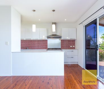 12 Deakin Avenue, Southport QLD 4215 - House For Rent | Domain - Photo 5