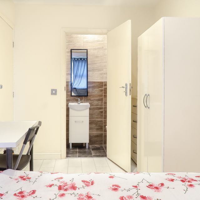 RM3 Coronation Road | Plaistow | London | E13 9QB - Photo 1