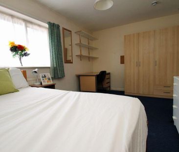 4 bedroom semi-detached house to rent - Photo 3