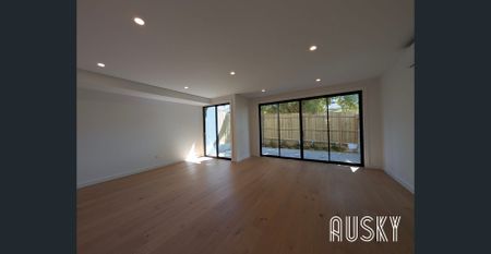 Modern New Townhouse for Rent in Doncaster - Photo 5