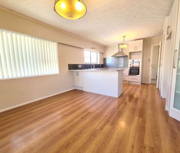 Hobsonville 5 bedrooms, 2 bathrooms - Photo 3