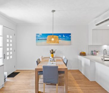 Contemporary Tri Level Townhouse in a Premium Locale - Photo 4