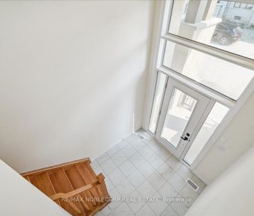 For Lease - 16 Tay Lane, Richmond Hill, Ontario - Photo 2