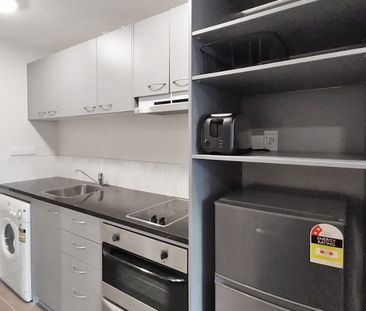 Tidy one bedroom cbd apartment. - Photo 3