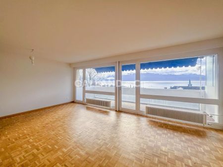 Appartement rénové avec une vue plongeante sur le lac ! - Photo 3