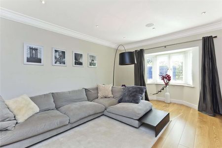 A modern family home in a popular Cobham residential road. - Photo 3