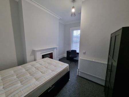 6 Bed Student Accommodation - Photo 3