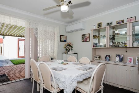 Family living with space for work and play. - Photo 5