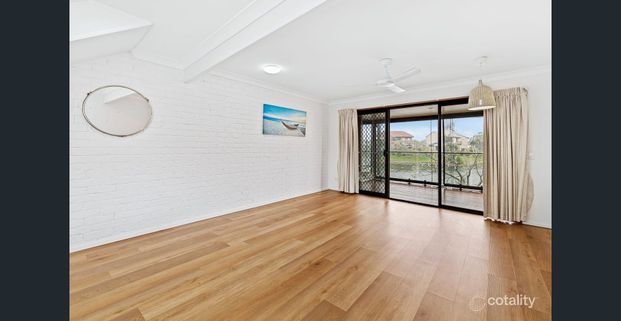 AMAZING WATER FRONT 2 STOREY HOME. OPEN KITCHEN LIVING THAT OPENS OUT ONTO A VERANDAH THAT TAKES IN THE STUNNING WATER VIEWS OF THE BROAD WATER. - Photo 1