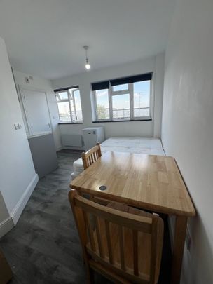 Studio Flat, High Road, IG1 - Photo 1