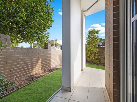 GROUND FLOOR STUDIO APARTMENT WITH A SUNDRENCHED COURTYARD - Photo 4