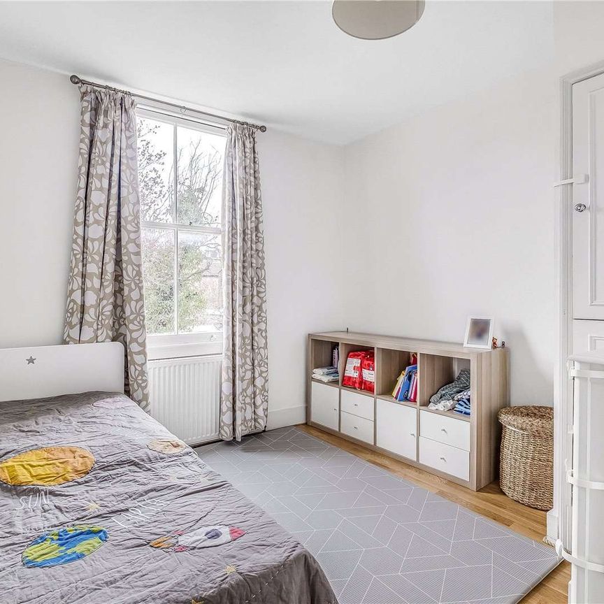 A lovely four bedroom family home in the heart of Wimbledon. - Photo 1