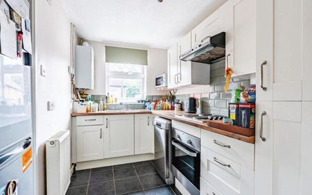 A well-presented one bedroom first floor apartment located in a quiet and popular residential area, close to Henleaze and Westbury-on-Trym. Pets considered! - Photo 4