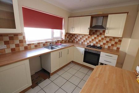 2 bedroom end of terrace house to rent - Photo 3