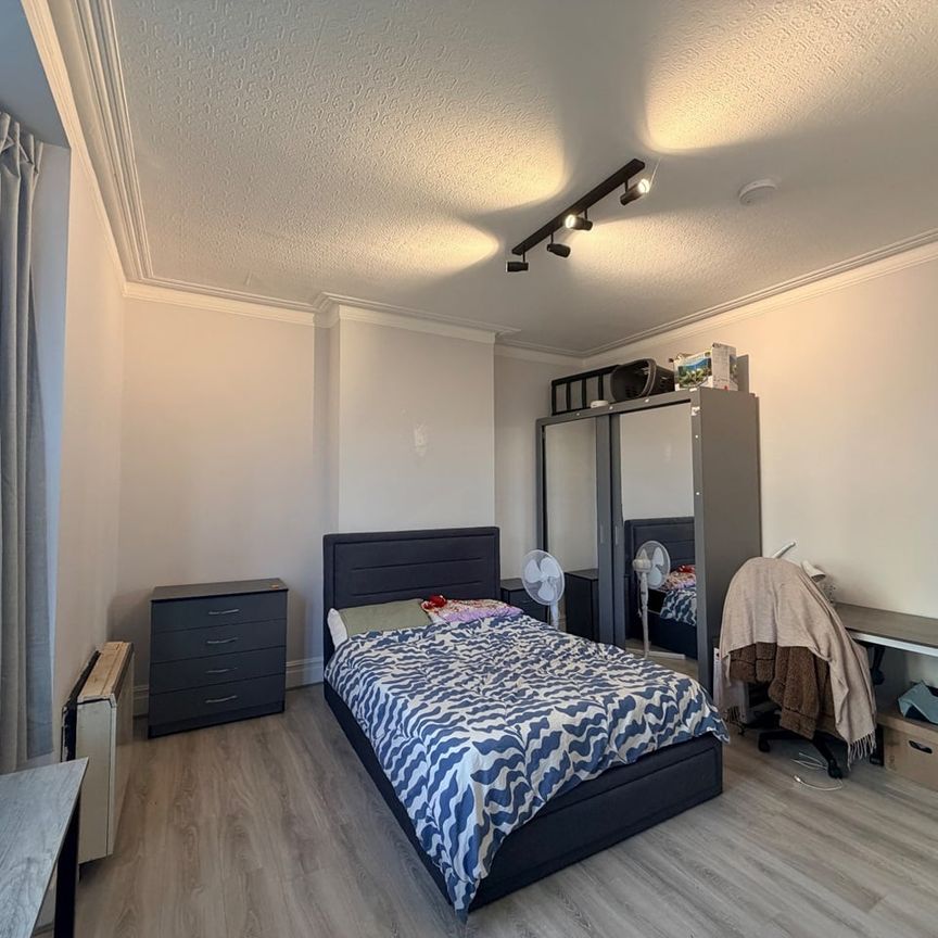 Studio Flat, High Street, W3 - Photo 1