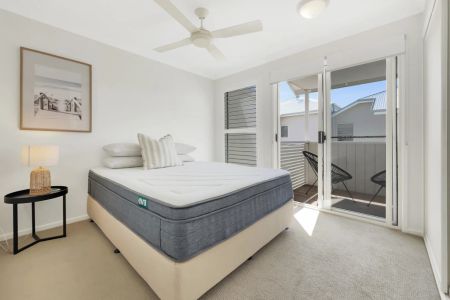 Sensational Townhouse - 1 minute walk to River and Cafes - Photo 4
