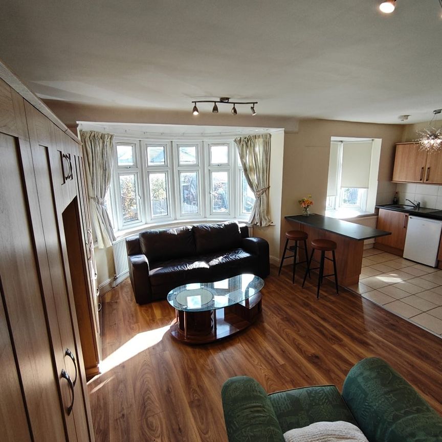 1 Bed Flat, Worcester Gardens, IG1 - Photo 1