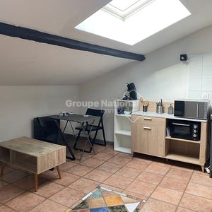 LOCATION : studio meublé (À louer | CENTRE-VILLE - Valence Disponible de suite. ? ?? Au 2ème étage d'un petit immeuble dans rue piétonne, au calme. Appartement DUPLEX F2 'bis de 55.17m² composé d'un séjour de 20m², une cuisine aménagée et équipée, des W, - Photo 2