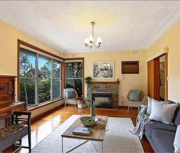 Perfectly located character home - Photo 3