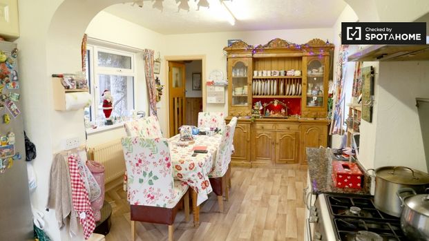 Spacious room in 4-bedroom houseshare in Clontarf, Dublin - Photo 1