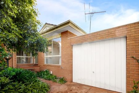 LEAFY HOME WITH LOADS OF NATURAL LIGHT - Photo 5