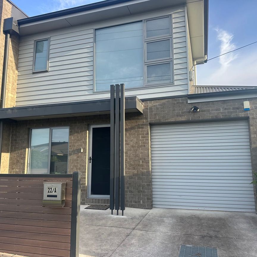 MODERN TWO BEDROOM TOWNHOUSE. - Photo 2