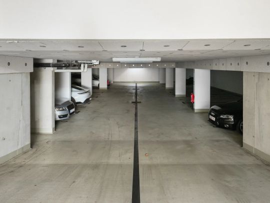 Sofort einziehen: Sonnige Gartenwohnung mit Tiefgaragenplatz - Photo 1
