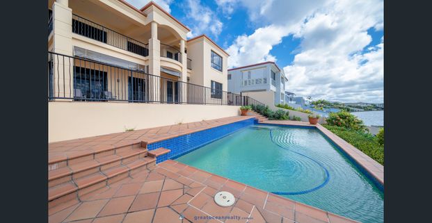 Luxury Family Home in Benowa School Catchment - Breathtaking Lake & Skyline Views - Photo 1