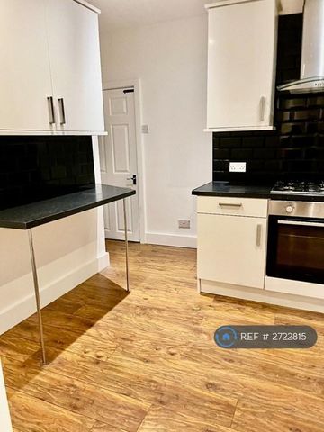 2 bedroom end of terrace house to rent - Photo 3