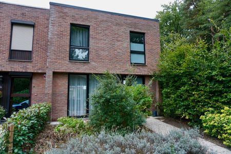 Volledig gerenoveerde half-open bebouwing met grote tuin, 3 slaapkamers en garage. - Photo 4