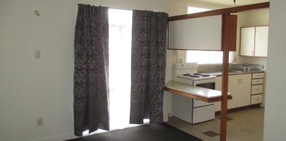 COSY LOWER LEVEL BEDSIT - Photo 2