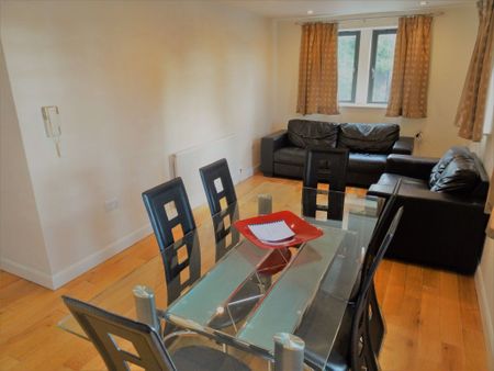 5 bedroom Flat in Kirkstall Lane, Leeds - Photo 4