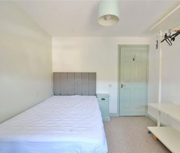 4 bedroom end of terrace house to rent - Photo 2