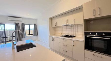 Newly Refurbished 3-Bedroom Duplex Townhouse - Photo 5