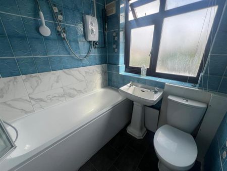 3 bedroom terraced house to rent - Photo 3