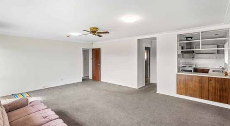 Spacious standalone home in a prime Papatoetoe location! - Photo 2