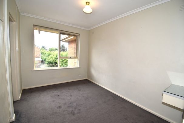 Prime Location - Walk to Supermarkets, Glenhuntly Train Station, Trams, Buses - Photo 1