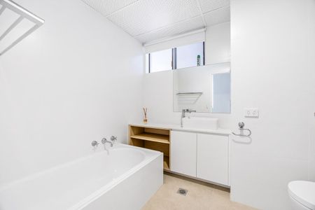 Renovated 2-Bedroom Apartment in Prime Location - Photo 2
