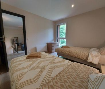 Opportunité : Appartement T4BIS , état neuf, meublé à 2 pas du lac - Photo 2