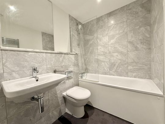 Lincoln House, Bolton - Photo 1