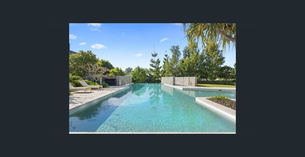 Near-New 2-Bedroom, 2 Bathroom & 2 parking space Apartment with VIEW - Photo 1