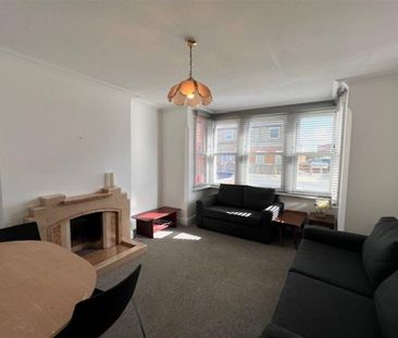 4 bedroom semi-detached house to rent - Photo 4