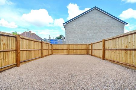 4 bedroom end of terrace house to rent - Photo 5