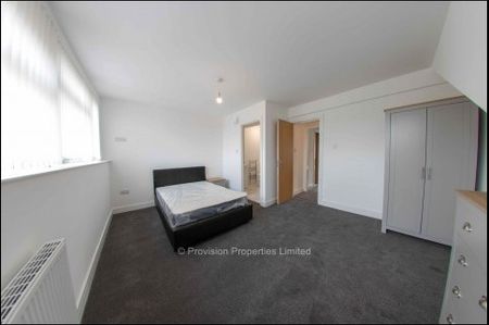 6 Bedroom Leeds Student Properties - Photo 3