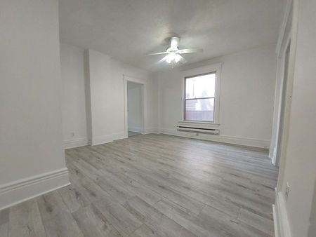 For Lease - 2143 Gerrard Street Unit# Main Fl, Toronto, Ontario - Photo 5