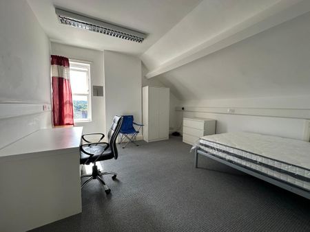 3 bedroom flat to rent - Photo 4
