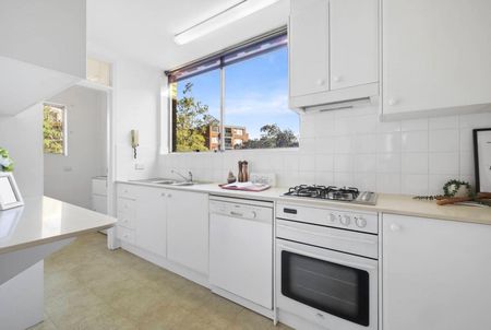 Stunning Waterfront Apartment with Panoramic Bay Views - Photo 4