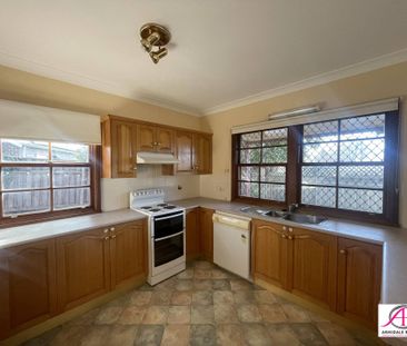 LOVELY 2 BEDROOM HOME - Photo 4