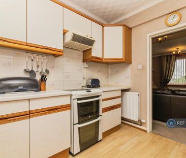 3 bedroom flat to rent - Photo 6